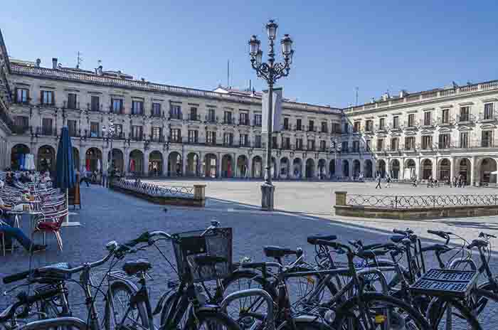 Álava - Vitoria-Gasteiz 09 - plaza de España.jpg